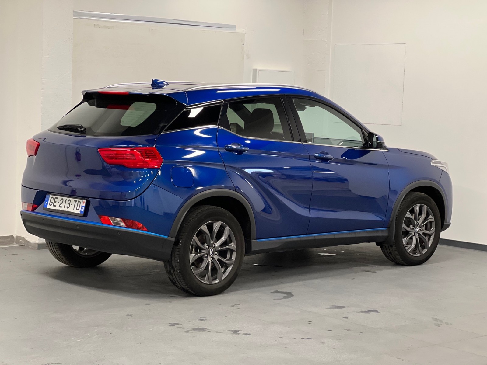 trouver un véhicule électrique SUV d'occasion avec bonne autonomie à Mantes La Ville - vue 3/4 arrière