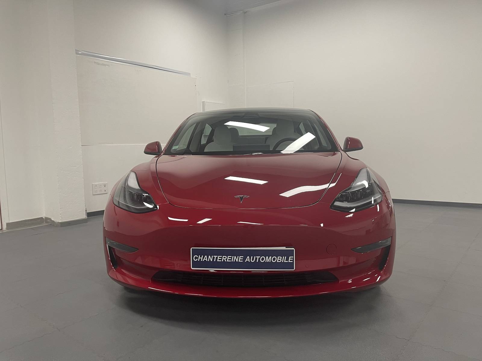 trouver une voiture électrique TESLA Model 3 Performance rouge proche de Versailles - vue avant