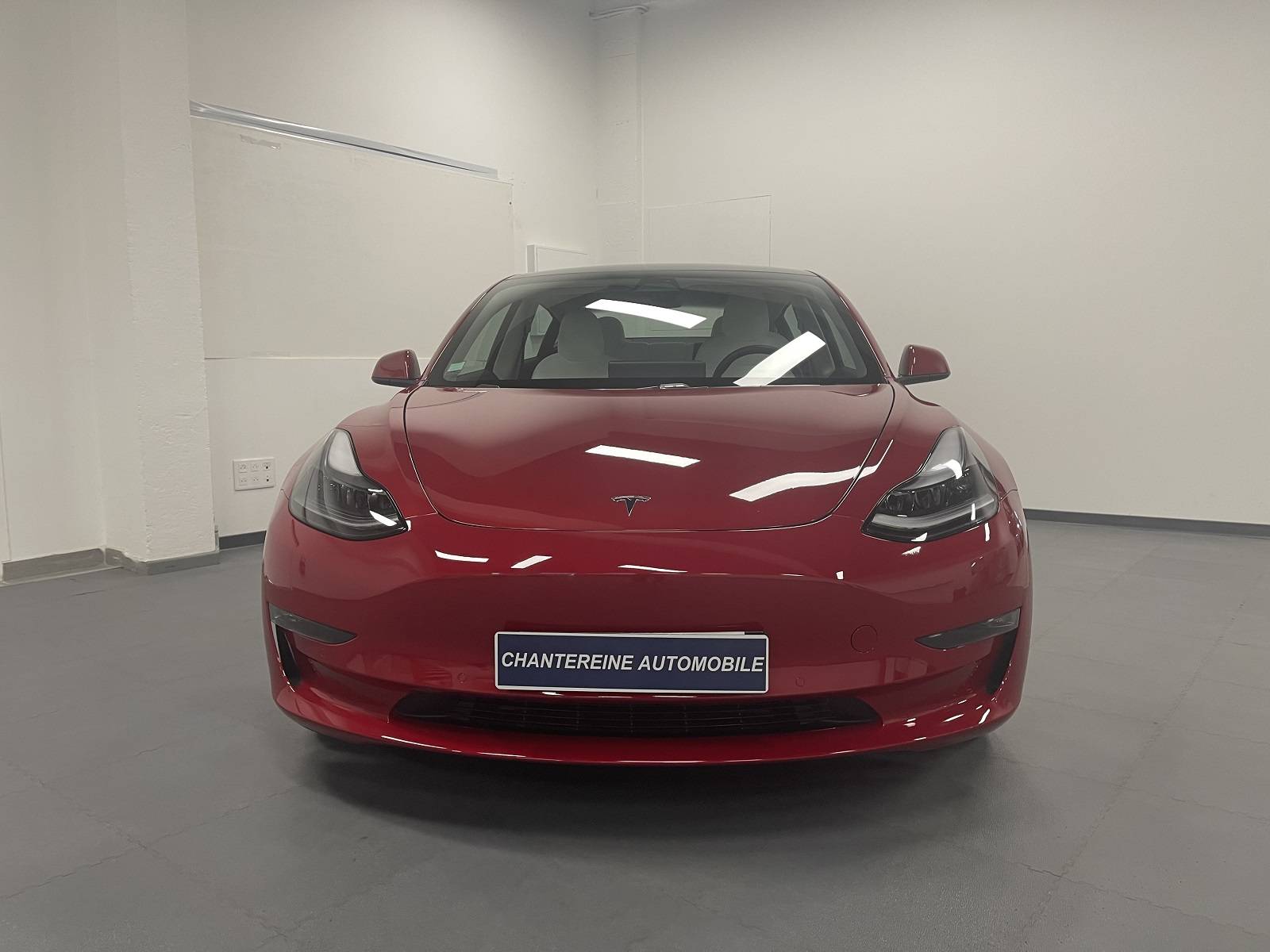 trouver une voiture électrique TESLA Model 3 performance disponible proche de Poissy - vue avant