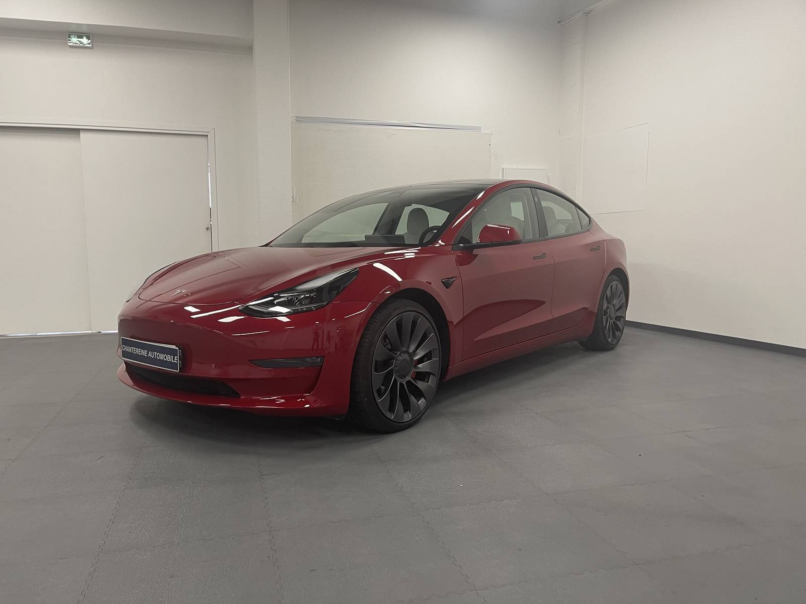 trouver une voiture électrique TESLA Model 3 Performance rouge proche de Versailles - vue 3/4 avant