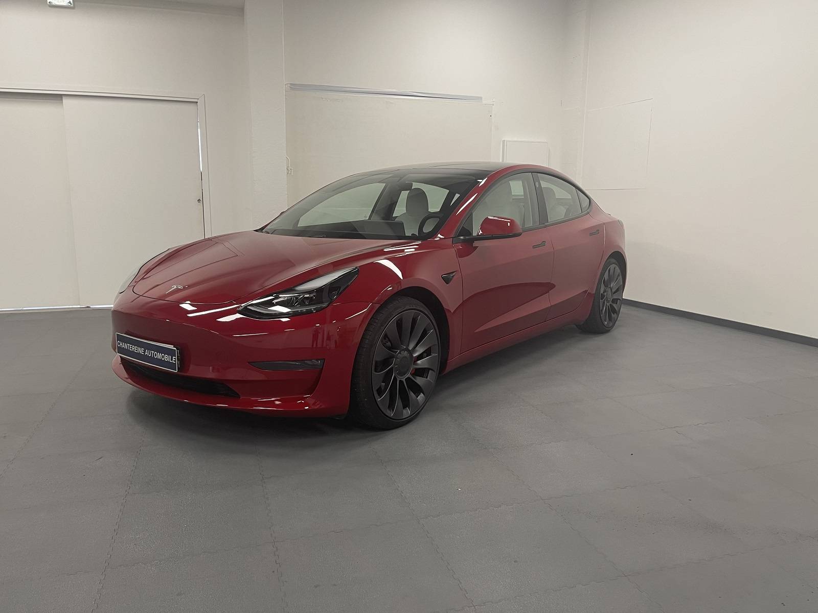 trouver une voiture électrique TESLA Model 3 performance disponible proche de Poissy - vue 3/4 avant