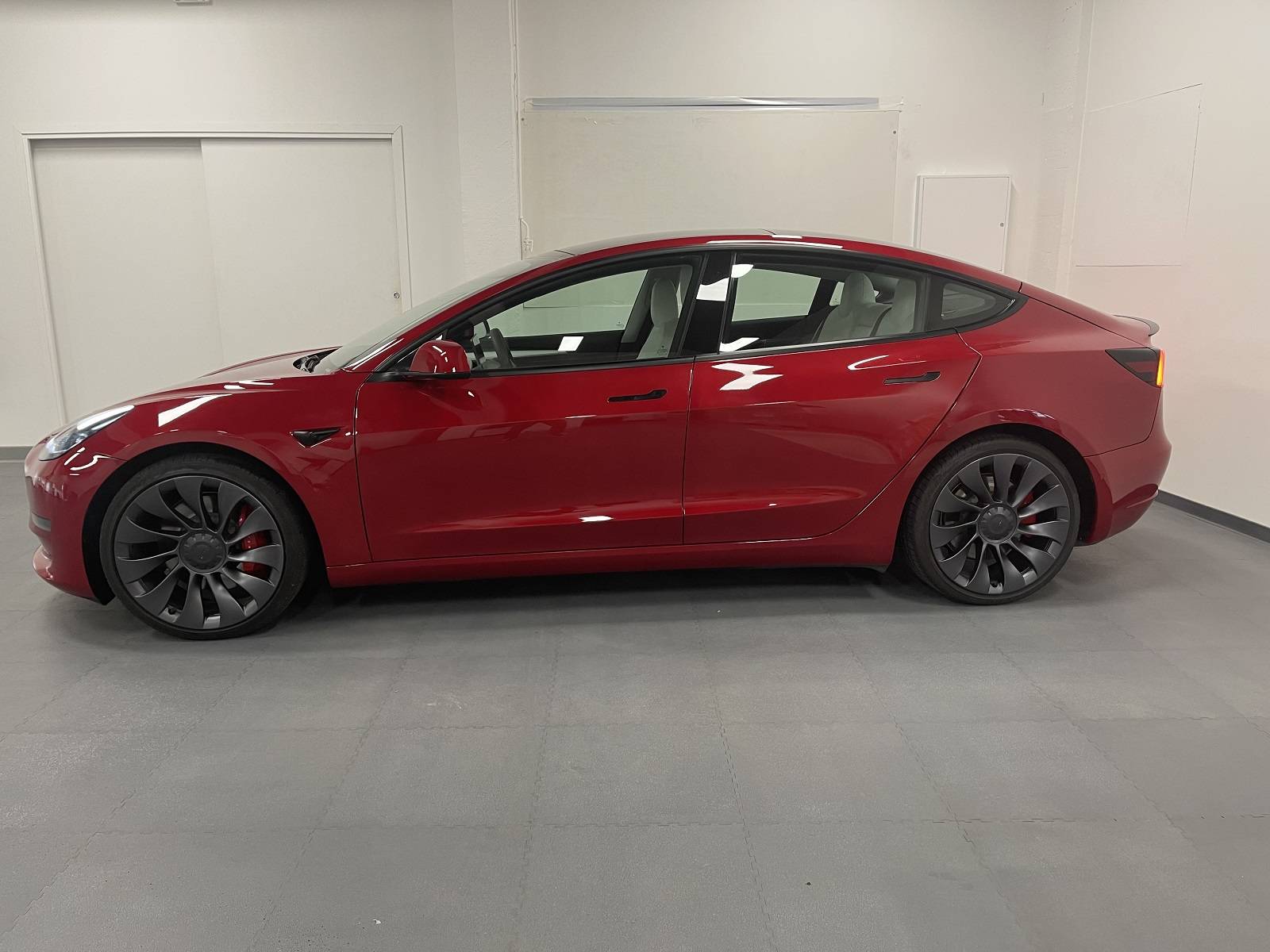 trouver une voiture électrique TESLA Model 3 Performance rouge proche de Versailles - vue latérale