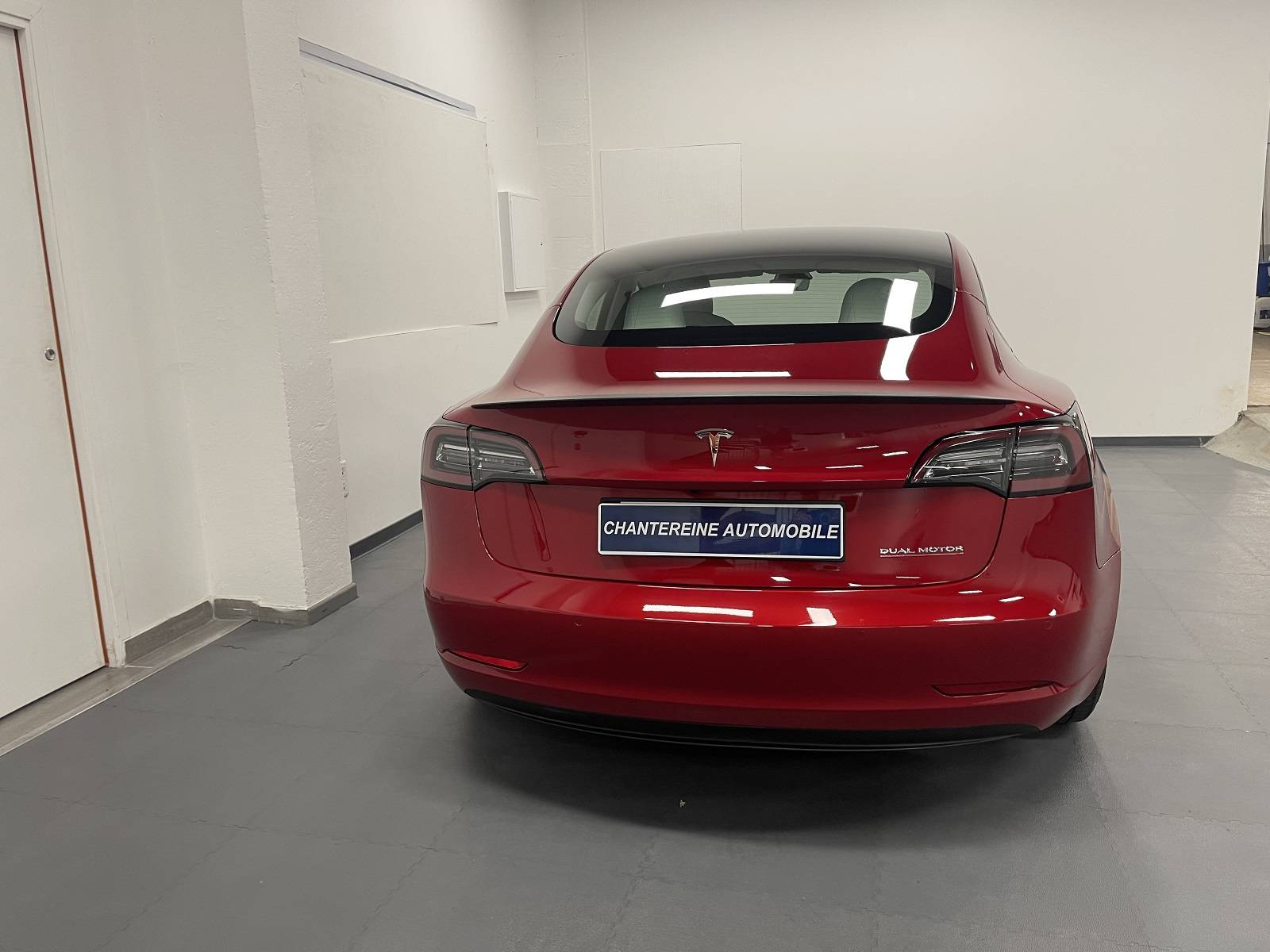 trouver une voiture électrique TESLA Model 3 performance disponible proche de Poissy - vue arrière