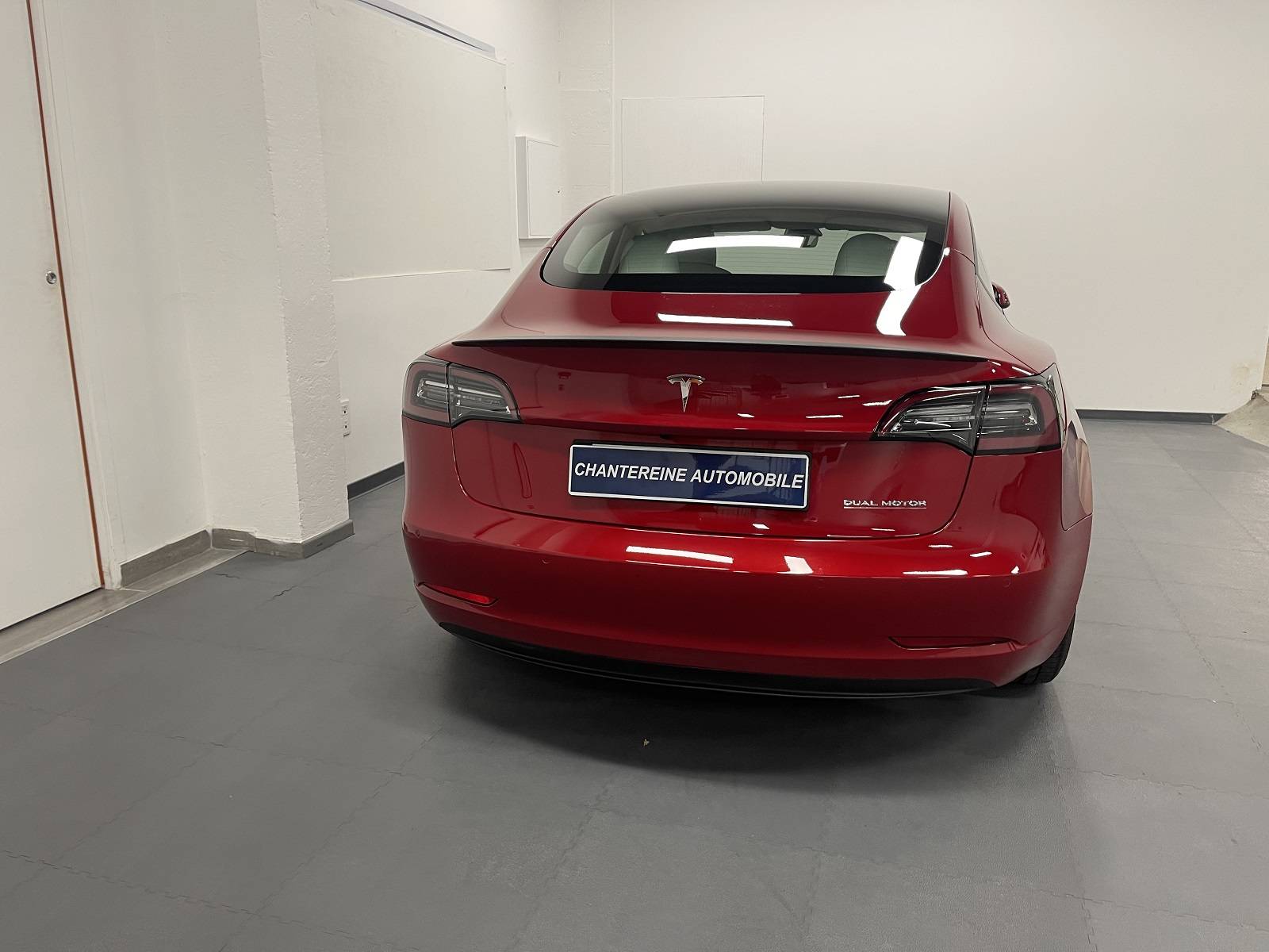 trouver une voiture électrique TESLA Model 3 Performance rouge proche de Versailles - vue arrière