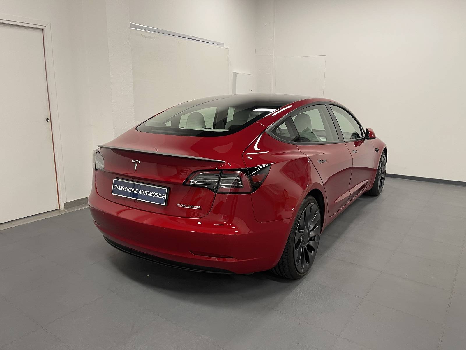 trouver une voiture électrique TESLA Model 3 performance disponible proche de Poissy - vue 3/4 arrière