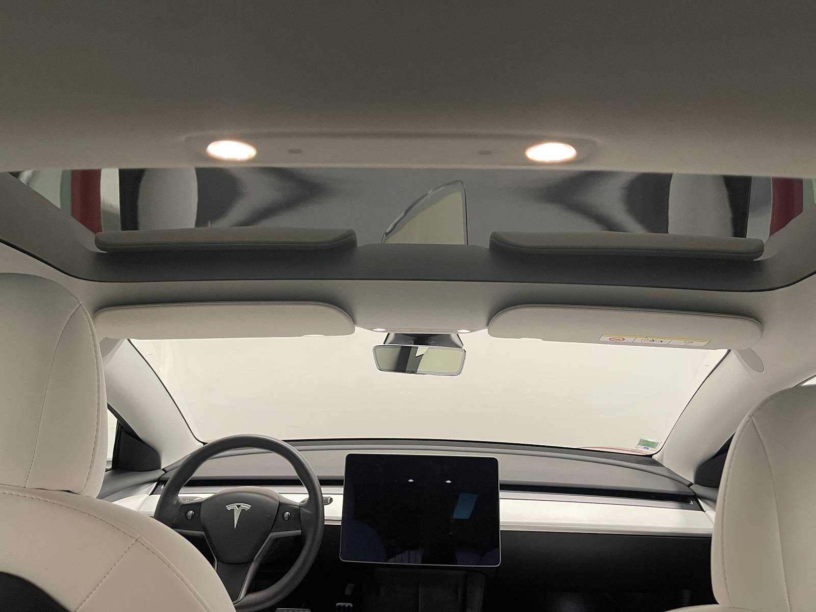 trouver une voiture électrique TESLA Model 3 Performance rouge proche de Versailles - vue intérieure