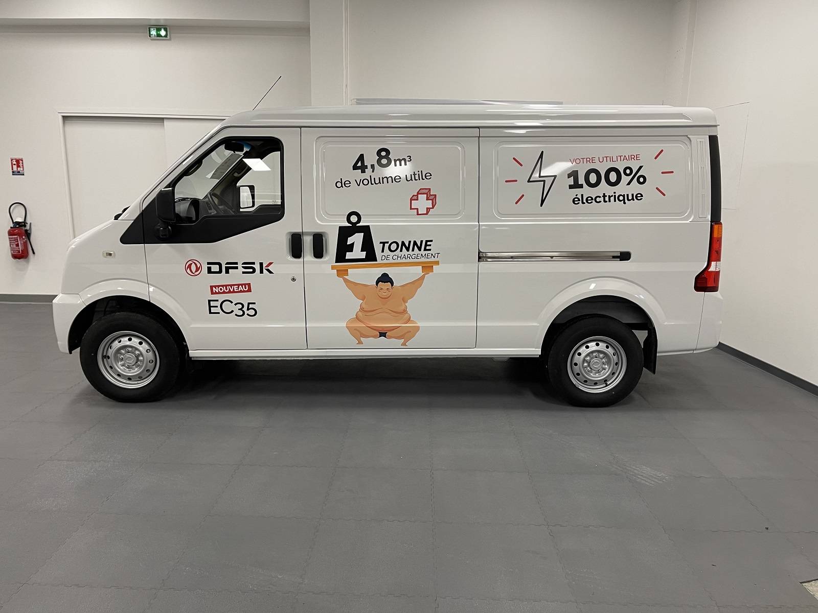 quel est le véhicule utilitaire électrique pas cher pour les professionnels proche de Poissy - vue latérale