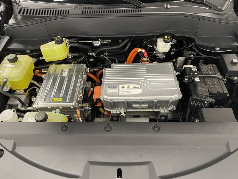 quel est le bon garage pour entretenir son véhicule électrique à Mantes la Ville - vue compartiment moteur SERES 3