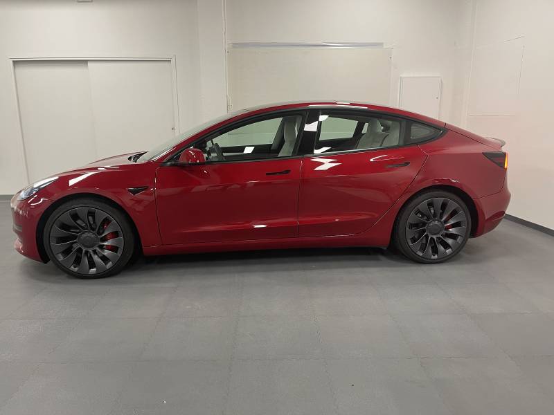 trouver une voiture électrique TESLA Model 3 Performance rouge proche de Versailles - vue latérale