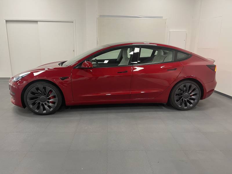 trouver une voiture électrique TESLA Model 3 performance disponible proche de Poissy - vue latérale