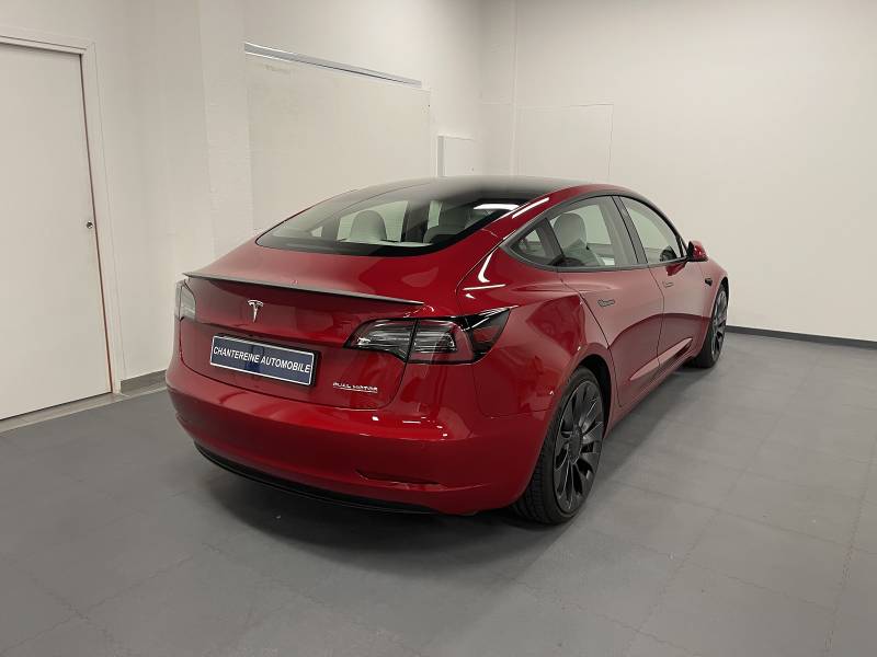 trouver une voiture électrique TESLA Model 3 performance disponible proche de Poissy - vue 3/4 arrière