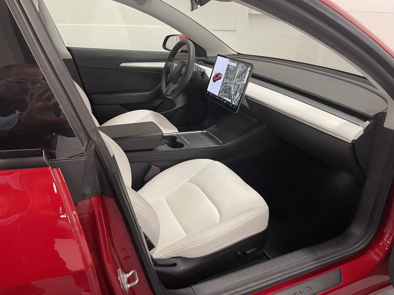 trouver une voiture électrique TESLA Model 3 Performance rouge proche de Versailles - vue espace intérieur