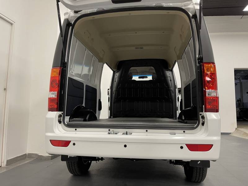 quel est le véhicule utilitaire électrique pas cher pour les professionnels proche de Poissy - vue espace de chargement